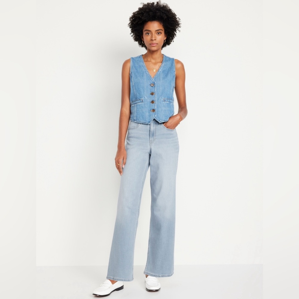 Old Navy High-Waisted Wow Wide-Leg Jeans in size 8 Tall, inseam 34 Light Wash